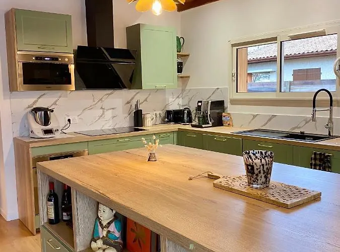 Dom wakacyjny Jeane-rose, Maison En Bois Avec Piscine *