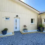 Jeane-rose, Maison En Bois Avec Piscine *