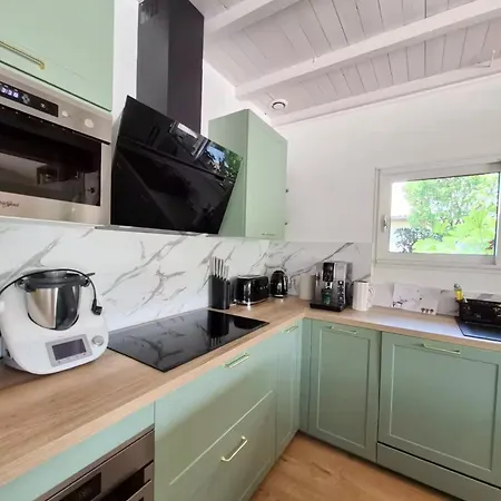 Jeane-rose, Maison En Bois Avec Piscine Holiday home