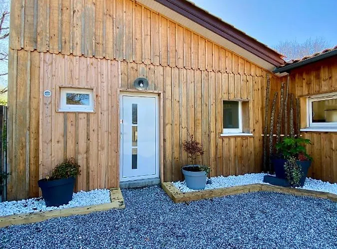 Jeane-rose, Maison En Bois Avec Piscine Hébergement de vacances *