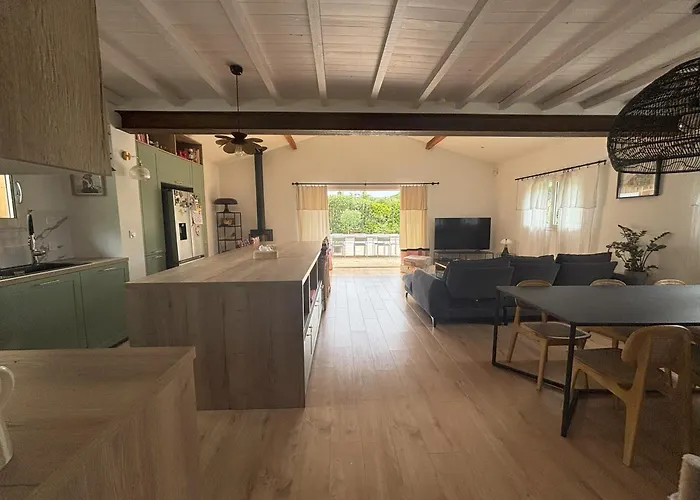 Дом отдыха Jeane-rose, Maison En Bois Avec Piscine